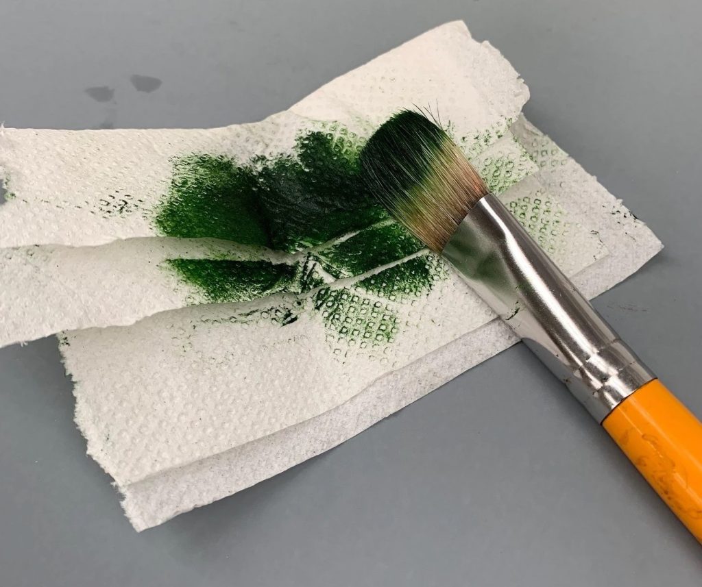 How to clean oil painting brushes using kitchen roll 
