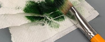 Using kitchen roll for cleaning oil paint brushes