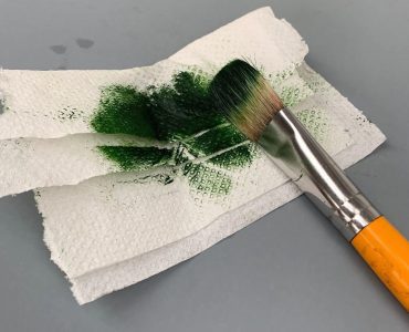 Using kitchen roll for cleaning oil paint brushes