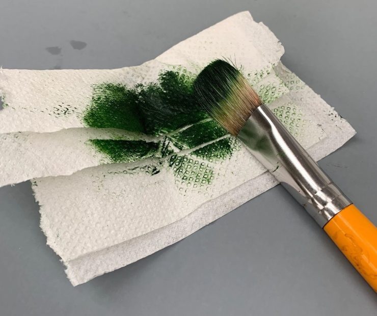 Using kitchen roll for cleaning oil paint brushes